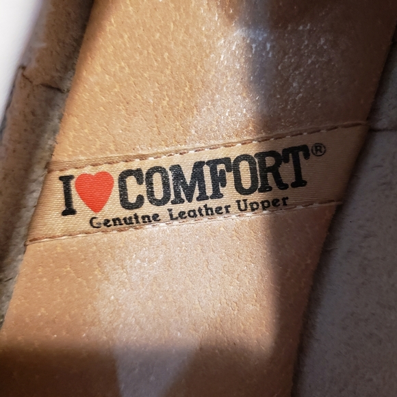 I love comfort white leather slip on flats. Size 8.5. Runs about a size smaller. - Picture 8 of 9